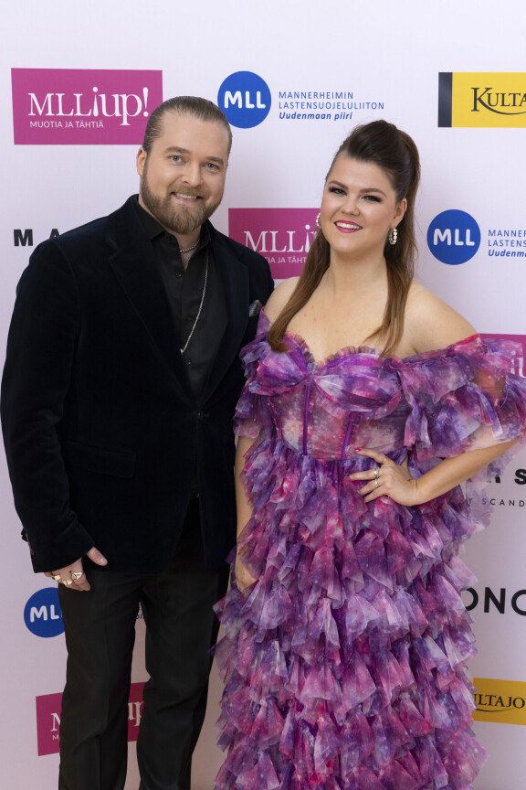 Teemu Roivainen ja Saara Aalto säväyttivät MLL:n muotinäytöksessä Helsingissä.