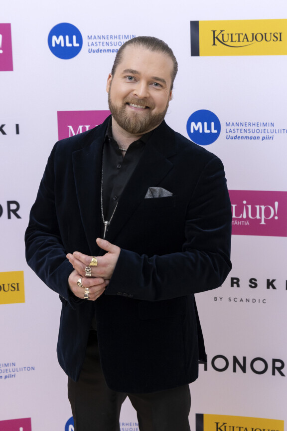 Teemu kehuu ex-puolisoaan Saaraa maasta taivaisiin.