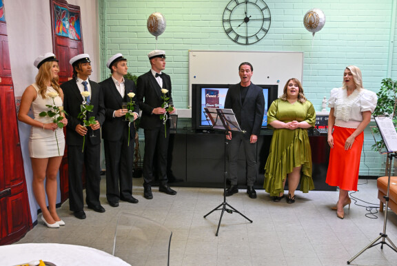 Sami Uotila, Hanna Kinnunen ja Monika Lindeman esittivät ylioppilaille Gaudeamus igitur- laulun.