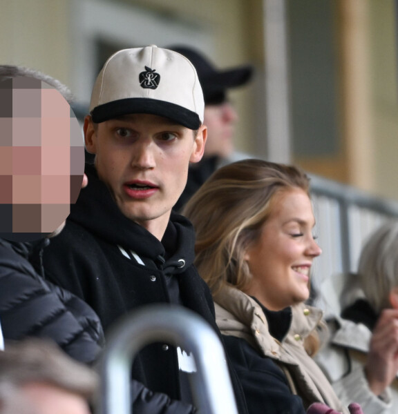 Lauri ja Karoliina jännittivät ottelua yhdessä.