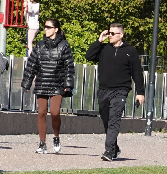 Virtaviivainen pari eteni ripein askelin.