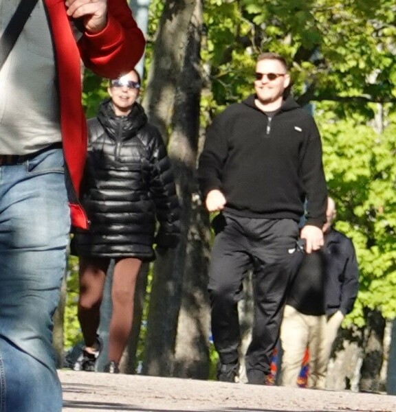 Julkkispari reippaili iloisissa tunnelmissa.