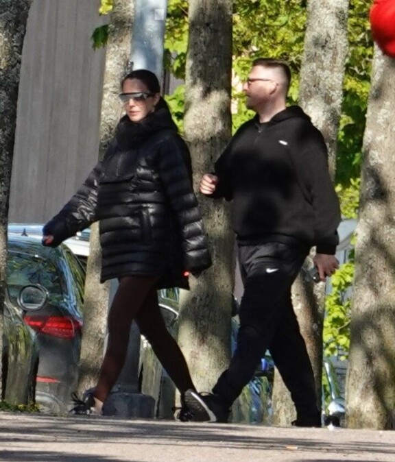 Satu tähysteli paparazzin suuntaan.