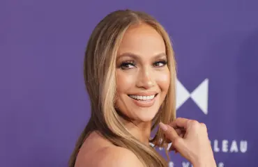 Eronnut Jennifer Lopez kohauttaa – suuteloi naisen kanssa