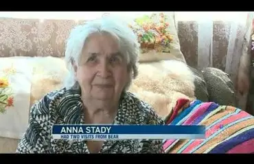 95-vuotias nainen ajoi karhun kahdesti ulos kotoaan! Katso video!