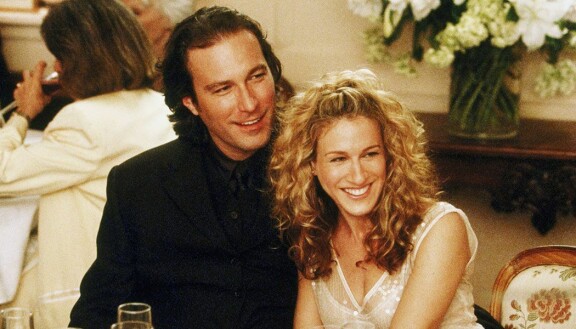 Aidan (John Corbett) ja Carrie (Sarah Jessica Parker) erosivat alkuperäisessä sarjassa kaksi kertaa, koska Carrie petti Aidania Kihon kanssa, ja toisella kertaa ei ollut valmis avioliittoon. Aidan makasi entisen vaimonsa kanssa And Just Like That... -sarjan tuoreella kaudella.