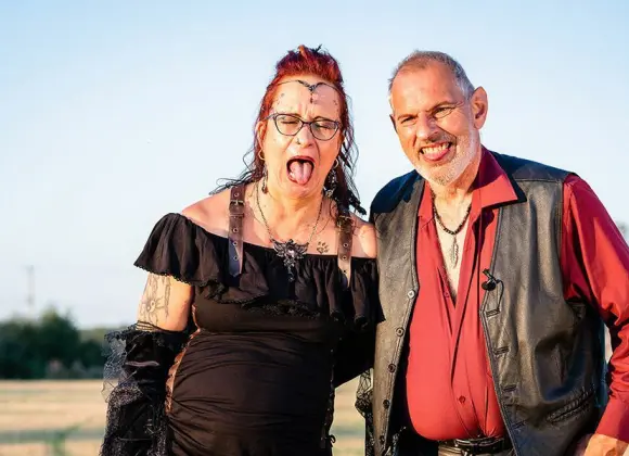 Unelmahäät-Jormalla riittää ideoita: panokuva hääautoon ja kortsuja juhlasaliin – juhlajuoma ei miedoimmasta päästä