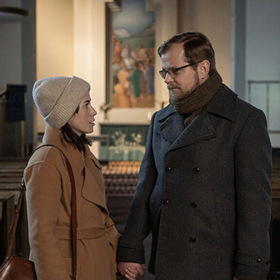 Iina Kuustosen vastanäyttelijänä uutuuskomediassa nähdään Antti Luusuaniemi. Kuva: Krista Salmen. Häät ennen hautajaisia, Iina Kuustonen ja Antti Luusuaniemi