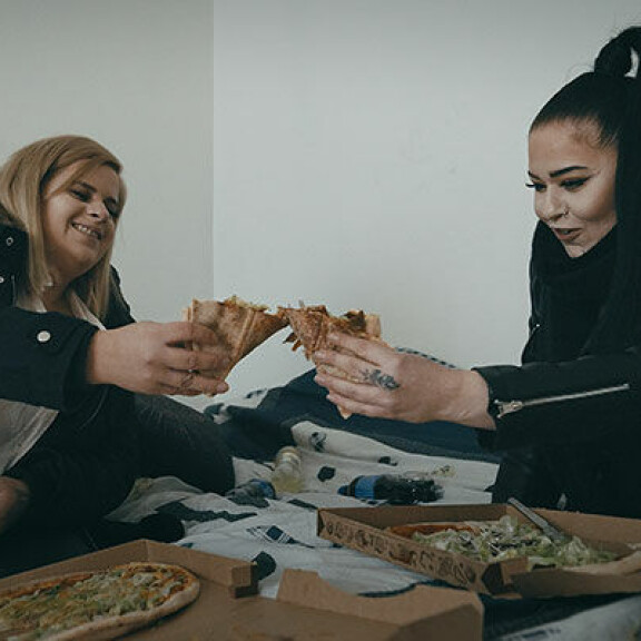 Nadja (vas.) ja Nathalie kertovat äitisuhteestaan Tukien varassa -ohjelmassa.; Tukien varassa