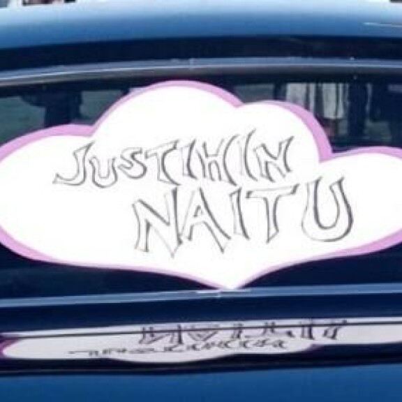 Kirsin ja Jorman hääautossa oli Just married -kyltti, joka oli kirjoitettu pohjalaiseen tyyliin: 'Justihin naitu'. Kirsin ja Jorman mukaan kaikki katsojista eivät tätä ymmärtäneet ja he luulivat, että kyltillä tarkoitetaan seksiä. Nyt hääautoa koristanut kyltti on pariskunnan makuuhuoneen ovessa.; Kirsi ja Jorma Portin