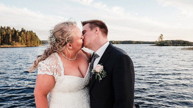 Unelmahäät-sulhanen kosi puolisoaan auton öljypropun tiivisteellä – kihlajaislahjaksi puutarhaletku Kaisa ja Mika