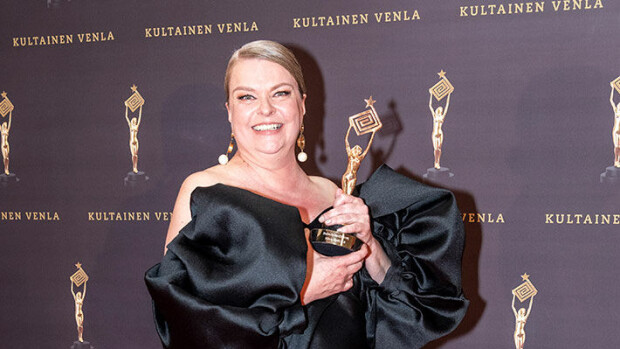 Hän on vuoden naisnäyttelijä: 'Harvoin annetaan ääntä keski-ikäiselle ja keskivartalolihavalle naiselle' Elina Knihtilä