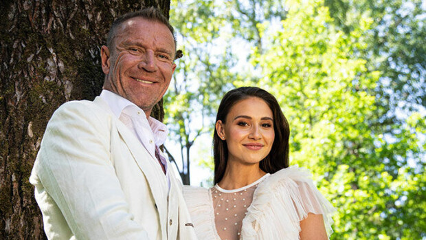 The Harlins: Johannan isän itkusta ei meinaa tulla loppua hääkirkossa: 'Hän on Rennyn, ja se tuntuu pahalta' Renny Harlin