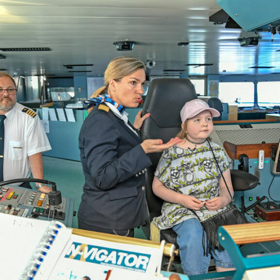 Silja Serenaden intendentti Taru Backmann kertoo Iirikselle laivasta komentosillalla. Kapteeni Juha Rantavirta seuraa taustalla, kun jännittynyt pikku-Iiris pääsee istumaan oikein kapteenin tuolille. Silja Serenaden intendentti Taru Backmann kertoo Iirikselle laivasta komentosillalla. Kapteeni Juha Rantavirta seuraa taustalla, kun jännittynyt pikku-Iiris pääsee istumaan oikein kapteenin tuolille.