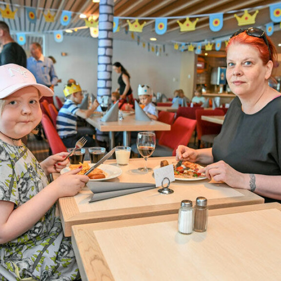 Sairaalaruoan jälkeen ravintolaruoka maistuu. Sairaalaruoan jälkeen ravintolaruoka maistuu.