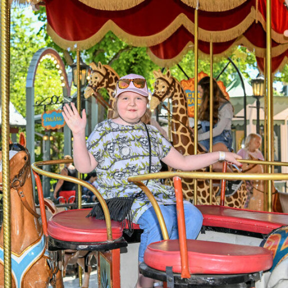 Iiris poseeraa kuvaajalle, kuten kuka tahansa prinsessa: kuninkaallisesti vilkuttaen. Ollaanhan Ruotsin kuningaskunnassa. Iiris poseeraa kuvaajalle, kuten kuka tahansa prinsessa: kuninkaallisesti vilkuttaen. Ollaanhan Ruotsin kuningaskunnassa.