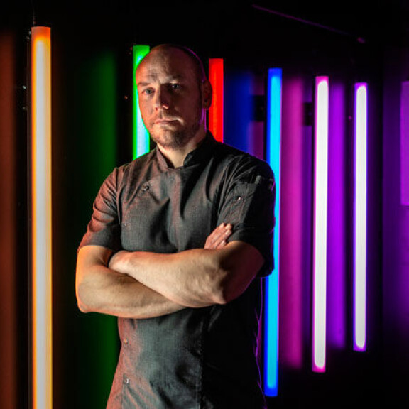 Reitti illallissaliin kulkee Star Wars -elokuvien tehostetiimin suunnitteleman valotaideteoksen läpi. Reitti illallissaliin kulkee Star Wars -elokuvien tehostetiimin suunnitteleman valotaideteoksen läpi.