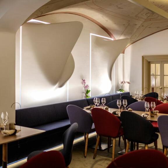 Ruokailutilan seinät on peitetty kolmiulotteisilla taideteoksilla. Niiden takaa avautuisi näkymä Helsingin Kauppatorille. Ruokailutilan seinät on peitetty kolmiulotteisilla taideteoksilla. Niiden takaa avautuisi näkymä Helsingin Kauppatorille.