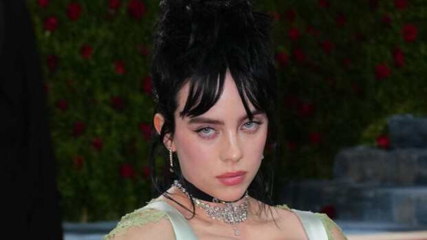 Billie Eilish yllättää kuumana tonttutyttönä − fanit huolissaan vanhemmasta miesystävästä Billie Eilish