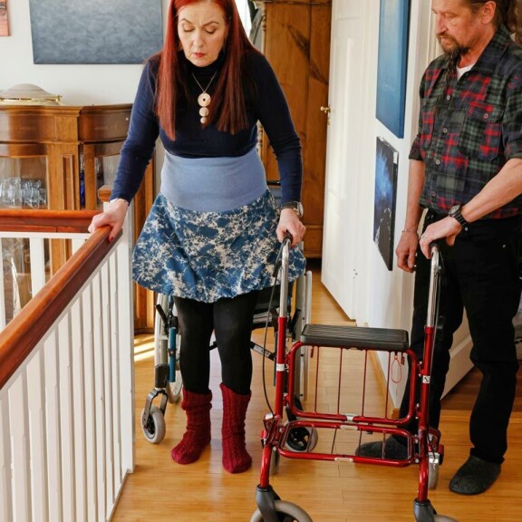 Saija jumppaa aktiivisesti päivittäin. Uuden lääkkeen myötä hän sanoo vielä joku päivä kävelevänsä jälleen ilman tukea. Saija jumppaa aktiivisesti päivittäin. Uuden lääkkeen myötä hän sanoo vielä joku päivä kävelevänsä jälleen ilman tukea.