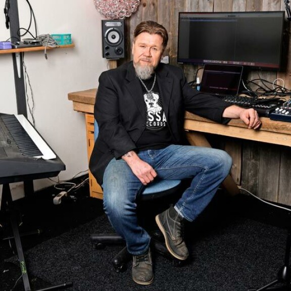 Bablo perusti; oman Ässä Records -levyfirman ja tuottaa musiikkinsa itse. – Rakensin vanhaan latoon nykyaikaisen studion. Bablo perusti oman Ässä Records -levyfirman ja tuottaa musiikkinsa itse. – Rakensin vanhaan latoon nykyaikaisen studion.