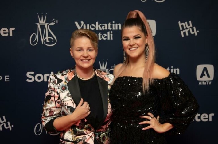Tänä vuonna Big Brother -talossa vieraillut Saara on ollut naimisissa Meri-vaimonsa kanssa vuodesta 2020 lähtien. Meri ja Saara