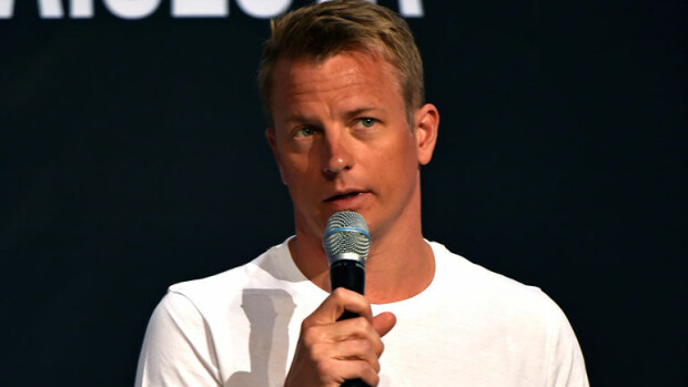 Huikeat hääpäivän juhlat! Kimi ja Minttu Räikkönen kiersivät kolme karaokebaaria kostean bileillan aikana – nämä biisit formulatähti tulkitsi! Kimi Räikkönen lauloi karaokea.