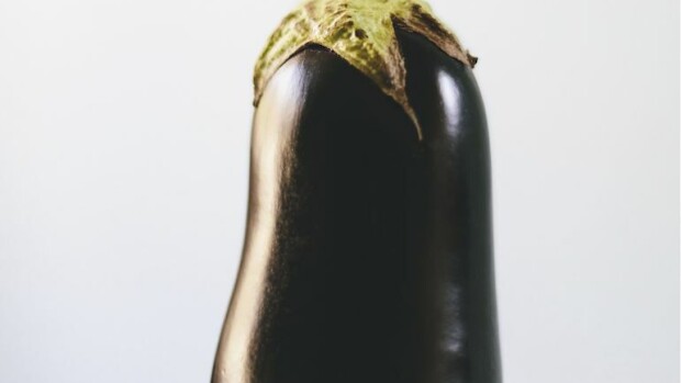 Miehen kestoerektiolle karu päätös - turvonneena ja violettina sairaalaan! Miehen penis oli muistutti munakoisoa.