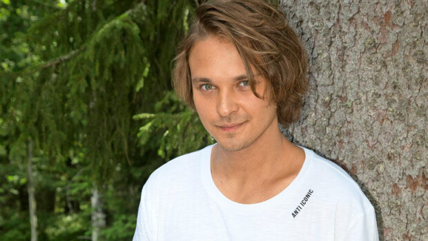 Kova temppu! Roope Salminen yllättää uutuuselokuvassa – joutui opettelemaan täysin uusia taitoja kuvauksia varten: ”Katsotaan, mitä jengi tykkää” Roope Salmien opetteli soittamaan.