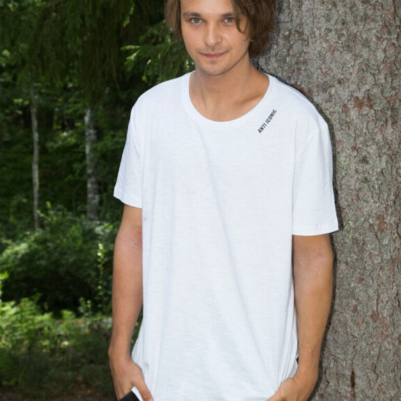 Roope Salminen joutui oikeasti soittamaan kitaraa Swingersin kuvauksissa. – Ehkä sen voi jo tässä vaiheessa paljastaa, että Teit meistä kauniin -elokuvassa kitarani soundi ei ollut kauhean kovalla. Ja ne biisit olivat aika punkkia, joten se oli enemmänkin sellaista rämpyttämistä. Roope Salminen joutui oikeasti soittamaan kitaraa Swingersin kuvauksissa. – Ehkä sen voi jo tässä vaiheessa paljastaa, että Teit meistä kauniin -elokuvassa kitarani soundi ei ollut kauhean kovalla. Ja ne biisit olivat aika punkkia, joten se oli enemmänkin sellaista rämpyttämistä.