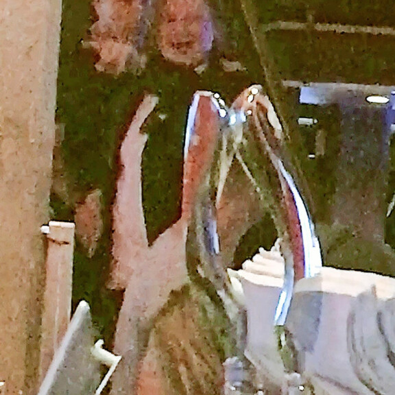 Voi sitä naurunremakkaa! Kimi seurasi juhlatuulella ollutta Jaajoa portaita vip-parvelta karaokekuppilan alakertaan. Voi sitä naurunremakkaa! Kimi seurasi juhlakunnossa ollutta Jaajoa portaita vipparvelta karaokebaarin alakertaan.