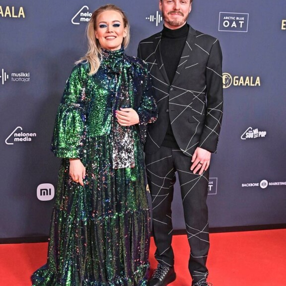 Salahäitä ja ökyjuhlia! Monet suomalaiset julkkisparit vannoivat ikuista rakkauttaan vuonna 2022 Anna ja Jukka