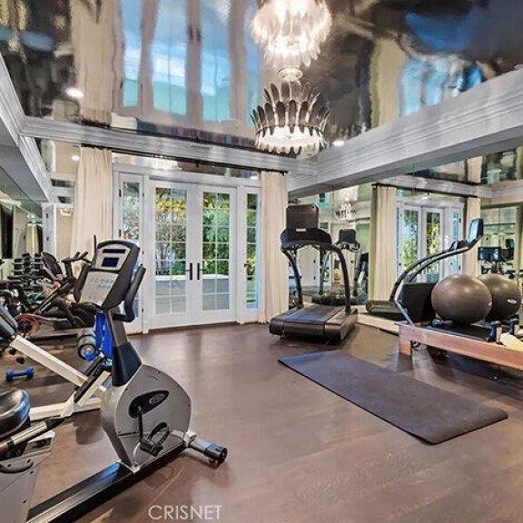 Lukaaliin kuuluu kookas kuntosali. kuntosali