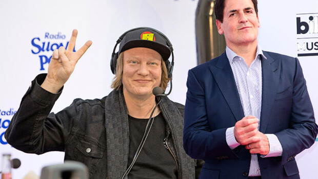 Leijonan luola -miljardööri pyysi Aleksi Valavuorta hankkimaan illanviettoon ”yrittäjähenkisiä” tyyppejä – Jaajo Linnonmaa singahti oitis Kämpin terssille! jaajo ja mark