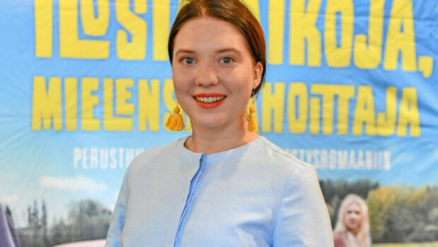 Näyttelijätulokas Satu Tuuli joutui Mielensäpahoittaja-elokuvassa epämukavuusalueelleen – ”Hyppäsin viidestä metristä veteen!” Satu Tuuli Karhu näyttelee Mielensäpahoittaja-elokuvassa.