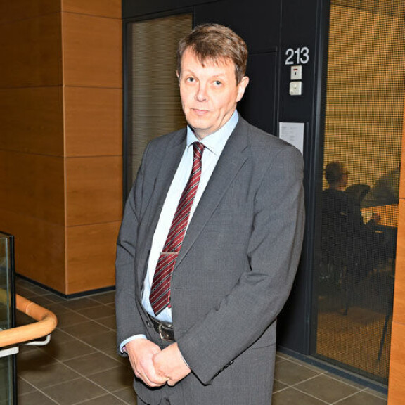 Kotietsinnän määrännyt syyttäjä Jukka Haavisto on vastuussa tapahtumista, ja hän määrää, mitkä rakennukset tutkitaan. Kotietsinnän määrännyt syyttäjä Jukka Haavisto on vastuussa tapahtumista, ja hän määrää, mitkä rakennukset tutkitaan.