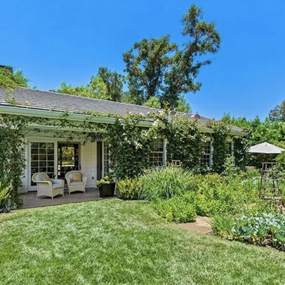 Tiluksilta löytyy vieraita varten suloinen talo. vierastalo