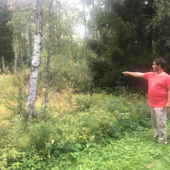 Väyrynen osoittaa kohti Aarnion tonttia paikassa, josta hän katseli poliisien touhuja kotietsinnän aikana. Tontteja eroittaa ryteikkö. Väyrynen osoittaa kohti Aarnion tonttia paikassa, josta hän katseli poliisien touhuja kotietsinnän aikana. Tontteja eroittaa ryteikkö.