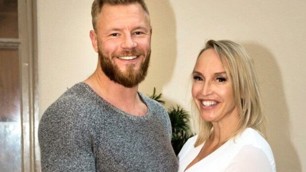 Jutta Gustafsberg ja Juha Rouvinen avioituivat Italian viinialueella: häätanssi täynnä kuumia lanneliikkeitä - katso videolle tallentunut napakka läpsy pepulle! juha ja jutta