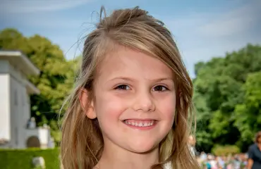 Prinsessa Estelle juoksi riemuiten kouluun - Victoria-äiti ikuisti esikoisen ensimmäisen eskaripäivän! Katso söpöt kuvat!
