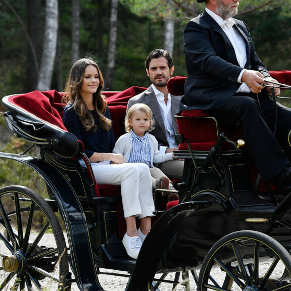 Ruotsin pikkuprinssi Alexanderilla oli ensimmäinen työpäivä - vesseli väsähti kesken keikan! Katso suloiset kuvat! Ruotsin prinssipari Carl Philip ja Sofia sekä prinssi Alexander