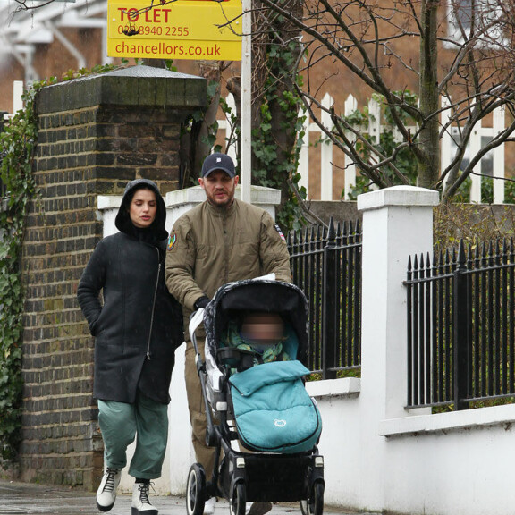 Leffatähti Tom Hardy teki yllättävän elämänmuutoksen - pakeni perheineen ahdistavaa stalkkaajaa! Tom Hardy, Charlotte Riley ja Louis Hardy