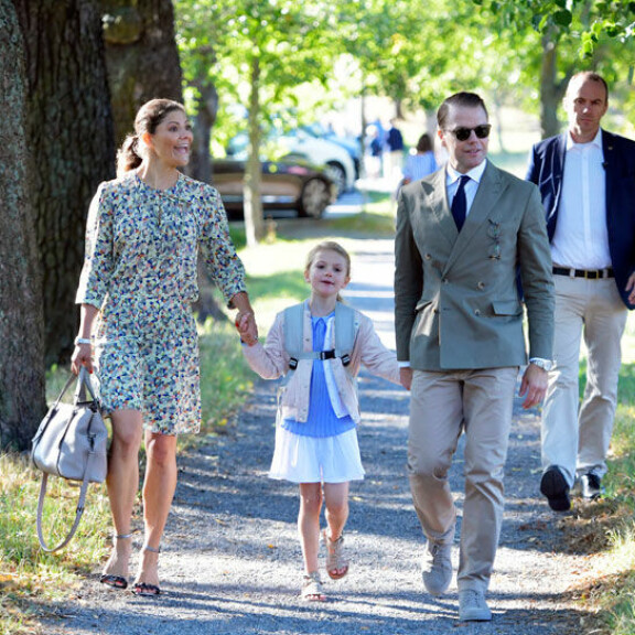 Prinsessa Estelle juoksi riemuiten kouluun - Victoria-äiti ikuisti esikoisen ensimmäisen eskaripäivän! Katso söpöt kuvat! Ruotsin kruununprinsessapari Victoria ja Daniel sekä prinsessa Estelle
