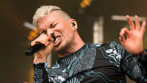 HS: Verissä päin makuuhuoneeseen paennut Antti Tuisku soitti hysteerisenä hätäkeskukseen – kumppani löi lautasella päähän Antti Tuisku.