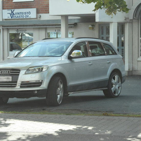 Audissa on komeat erikoisvanteet, mutta ajoneuvovero on Pertiltä rästissä jo kolmatta kuuta. Audissa on komeat erikoisvanteet, mutta ajoneuvovero on Pertiltä rästissä jo kolmatta kuuta.