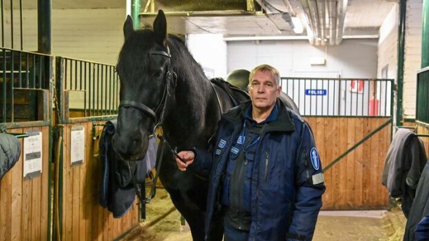 Jukka Aarninsalo on tehnyt pitkän uran ratsupoliisina: Pelkäsin aluksi hevosia Jukka Aarninsalo