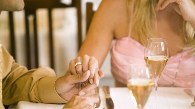 Suhteessa elävä nainen tienaa kymmeniä tuhansia tapailemalla vieraita miehiä! Varattu nainen tapailee muita miehiä rahasta.