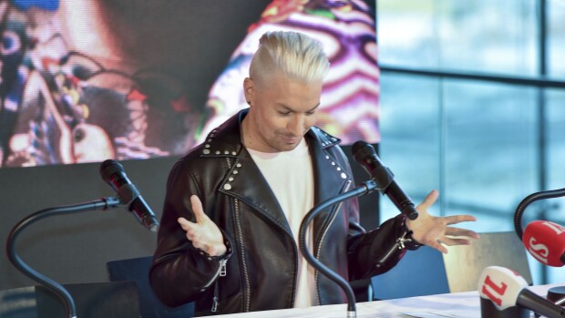 Antti Tuisku muistelee uutuuskirjassaan ensikännejään: sisko osti viinaa pulkkamäkeen – ”Kyllä se humalalta tuntui!” antti tuisku