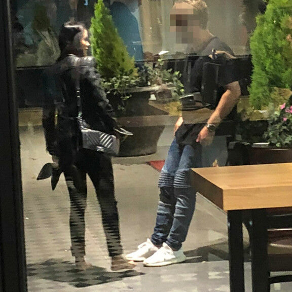 Kostean illan viettänyt Martina liikkui kaupungilla ilman kenkiä. Kostean illan viettänyt Martina liikkui kaupungilla ilman kenkiä.