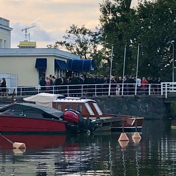 Kulosaaren Casinolle oli saapunut juhlaväkeä sankoin joukoin. Kulosaaren Casinolle oli saapunut juhlaväkeä sankoin joukoin.